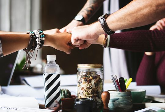 Das gemeinsame Erleben und die funktionsübergreifende Zusammenarbeit innerhalb eines Projektteams sind unverzichtbar für Agilität in einem Unternehmen. Das gemeinsame Erleben und die funktionsübergreifende Zusammenarbeit innerhalb eines Projektteams sind unverzichtbar für Agilität in einem Unternehmen.