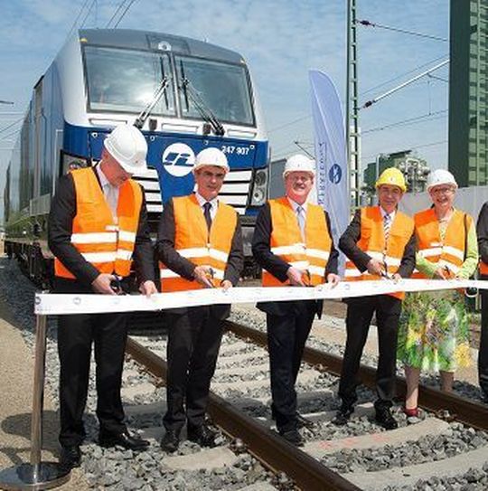 Symbolischer Scherenschnitt am neuen Übergabebahnhof Leuna Nord vor der neuen Großdiesellokomotive Siemens Vectron. Symbolischer Scherenschnitt am neuen Übergabebahnhof Leuna Nord vor der neuen Großdiesellokomotive Siemens Vectron.