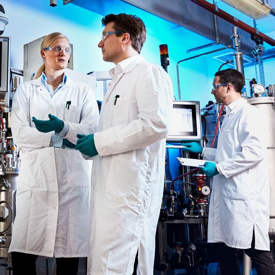 Production of bio-based aniline: The process works on a small scale. Project manager Dr. Gernot Jäger (center) is working with his team (Dr. Swantje Behnken, left, Dr. Wolf Kloeckner, right) to test it in larger-scale facilities. Production of bio-based aniline: The process works on a small scale. Project manager Dr. Gernot Jäger (center) is working with his team (Dr. Swantje Behnken, left, Dr. Wolf Kloeckner, right) to test it in larger-scale facilities.