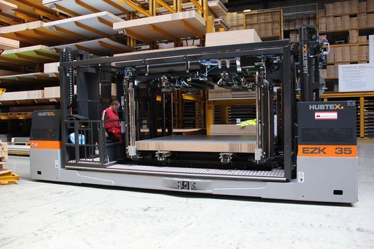 Hubtex bietet die Integration von Vakuum-Hebevorrichtungen in seine Systeme an und steigert damit die Qualität der Kommissionierung.