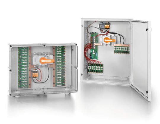 Photovoltaik-Lösungen: Die Generatoranschlusskästen PV SMART sind für preissensitive PV-Anlagen bestimmt. Sie sind platzsparend und nahezu wartungsfrei konzipiert und einfach zu installieren. Photovoltaik-Lösungen: Die Generatoranschlusskästen PV SMART sind für preissensitive PV-Anlagen bestimmt. Sie sind platzsparend und nahezu wartungsfrei konzipiert und einfach zu installieren.