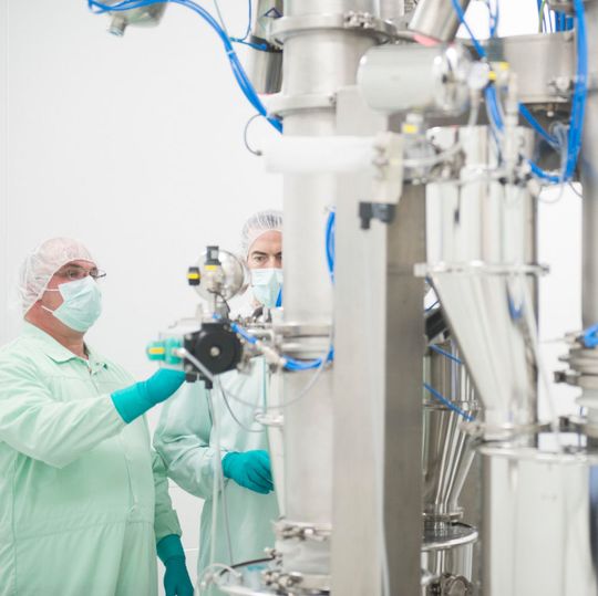 Pfizer-Mitarbeiter an einer neuen CMT-Anlage Pfizer-Mitarbeiter an einer neuen CMT-Anlage