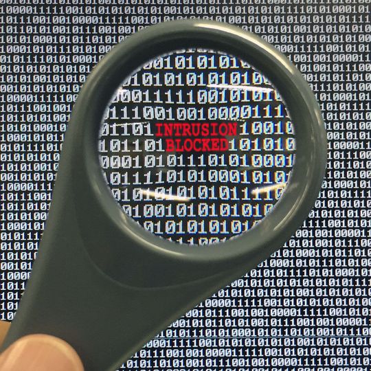 Ein Intrusion Prevention System (IPS ist in der Lage, Bedrohungen zu erkennen und ergreift selbständig Maßnahmen zum Schutz des Netzwerkes oder des Computersystems. Ein Intrusion Prevention System (IPS ist in der Lage, Bedrohungen zu erkennen und ergreift selbständig Maßnahmen zum Schutz des Netzwerkes oder des Computersystems.