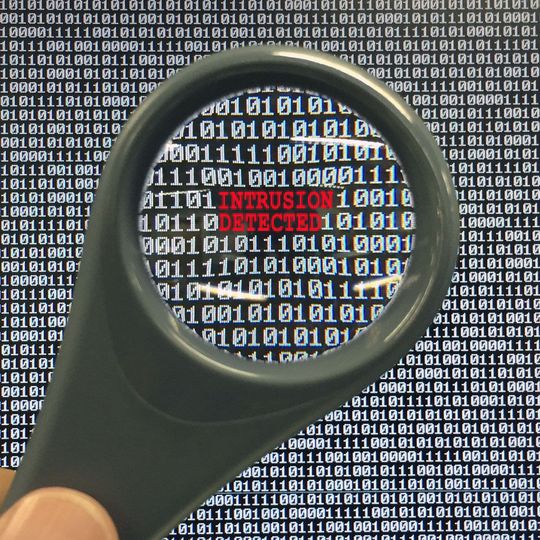 Ein Intrusion Detection System (IDS) erkennt anhand bestimmter Muster selbständig Angriffe auf Computersysteme oder Netzwerke und warnt davor. Ein Intrusion Detection System (IDS) erkennt anhand bestimmter Muster selbständig Angriffe auf Computersysteme oder Netzwerke und warnt davor.
