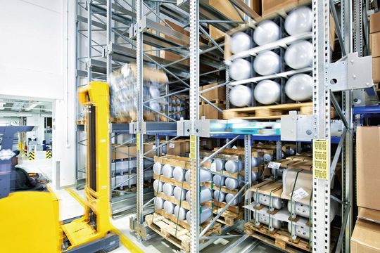 Im Shuttle-Lager werden nach dem Lifo-Prinzip insbesondere sehr leichte und großvolumige Waren sicher und effizient gelagert. Im Shuttle-Lager werden nach dem Lifo-Prinzip insbesondere sehr leichte und großvolumige Waren sicher und effizient gelagert.