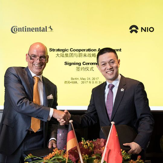 Frank Jourdan, Continental-Vorstandsmitglied und Leiter der Division Chassis & Safety, und William Li, Gründer und Vorsitzender von Nio, unterzeichneten das Abkommen in Berlin. Frank Jourdan, Continental-Vorstandsmitglied und Leiter der Division Chassis & Safety, und William Li, Gründer und Vorsitzender von Nio, unterzeichneten das Abkommen in Berlin.