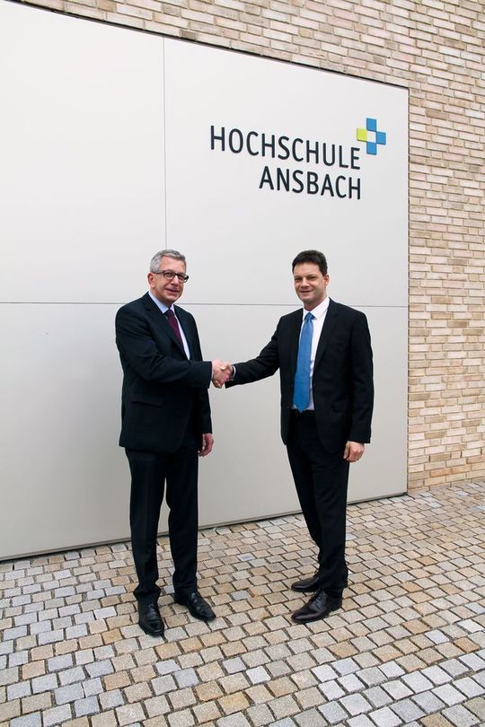 Prof. Dr.-Ing. Jürgen Göhringer (r.) und Dietmar Binert von MPDV beschließen die weitere Kooperation und ermöglichen somit die Vorlesung „Manufacturing Execution Systems“ an der Hochschule Ansbach. Prof. Dr.-Ing. Jürgen Göhringer (r.) und Dietmar Binert von MPDV beschließen die weitere Kooperation und ermöglichen somit die Vorlesung „Manufacturing Execution Systems“ an der Hochschule Ansbach.