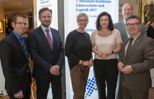 Nominierten die Finalisten um den Einzug in die Logistics Hall of Fame 2017 (v.l.): Matthias Rathmann (Trans Aktuell), Robert Cameron (VDA), Jury-Vorsitzende Anita Würmser, Dorothee Bär (BMVI), Sascha Schmel (VDMA) und Adalbert Wandt (BGL). Nominierten die Finalisten um den Einzug in die Logistics Hall of Fame 2017 (v.l.): Matthias Rathmann (Trans Aktuell), Robert Cameron (VDA), Jury-Vorsitzende Anita Würmser, Dorothee Bär (BMVI), Sascha Schmel (VDMA) und Adalbert Wandt (BGL).