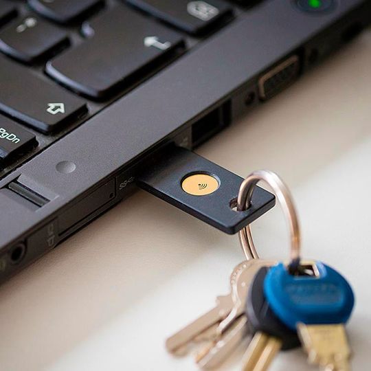 Security-Token wie zum Beispiel der Yubikey Neo sind elektronische Sicherheitsschlüssel auf Hardwarebasis, mit denen sichere Mehrfaktor-Authentifizierung möglich ist. Security-Token wie zum Beispiel der Yubikey Neo sind elektronische Sicherheitsschlüssel auf Hardwarebasis, mit denen sichere Mehrfaktor-Authentifizierung möglich ist.