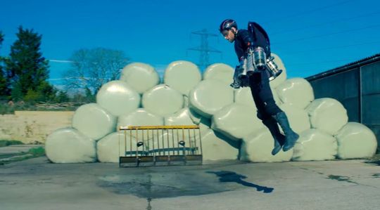 So sieht der Fluganzug bisher aus. Die vier Gas-Turbinen-Motore an den Armen und der Hüfte tragen eine Person. So sieht der Fluganzug bisher aus. Die vier Gas-Turbinen-Motore an den Armen und der Hüfte tragen eine Person.