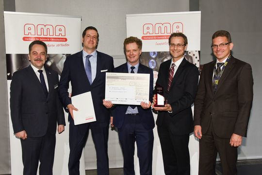 Die Gewinner des AMA Innovationspreises 2017 (v.l.n.r.): Peter Krause, First Sensor AG; Jochen Schnetz, Nick Scruton, Dr. Alexander Sappok, CTS; Prof. Stefan Zimmermann, Leibniz-Universität Hannover. Die Gewinner des AMA Innovationspreises 2017 (v.l.n.r.): Peter Krause, First Sensor AG; Jochen Schnetz, Nick Scruton, Dr. Alexander Sappok, CTS; Prof. Stefan Zimmermann, Leibniz-Universität Hannover.