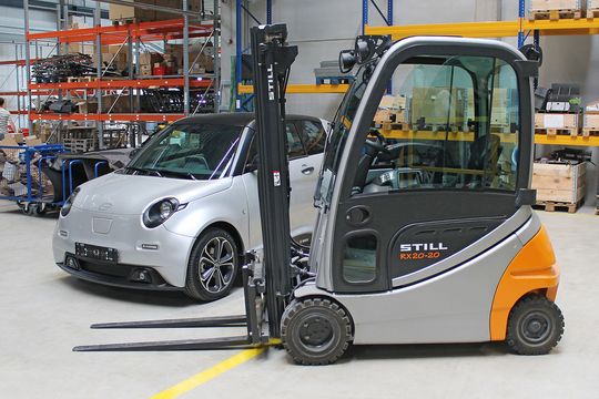 Elektrokompetenz pur: Umweltschonender Still-Elektrostapler RX 20-20 trifft auf Elektro-Kleinwagen e.GO Life. Elektrokompetenz pur: Umweltschonender Still-Elektrostapler RX 20-20 trifft auf Elektro-Kleinwagen e.GO Life.