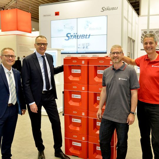 Das Bild zeigt (v.l.): Matthias Mack, Global Segment Manager Photovoltaik Stäubli Electrical Connectors; Franco Delvecchio, CEO Stäubli Electrical Connectors und Mitglied der Stäubli-Konzernleitung; Alessandro Medici, Firmenmitgründer des Intersolar-Award-Finalisten und CEO Power-Blox; Alain Schilli, COO Power-Blox auf dem Stäubli-Messestand an der Intersolar in München. Das Bild zeigt (v.l.): Matthias Mack, Global Segment Manager Photovoltaik Stäubli Electrical Connectors; Franco Delvecchio, CEO Stäubli Electrical Connectors und Mitglied der Stäubli-Konzernleitung; Alessandro Medici, Firmenmitgründer des Intersolar-Award-Finalisten und CEO Power-Blox; Alain Schilli, COO Power-Blox auf dem Stäubli-Messestand an der Intersolar in München.