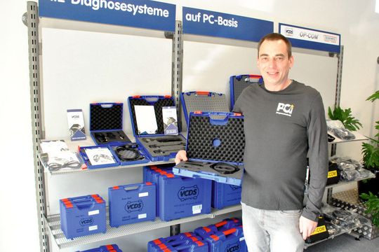 PCI-Firmengründer Adreas Vetter mit seinem Kassenschlager: das freie Einmarkendiagnosesystem VCDS für Fahrzeuge der Volkswagen-Gruppe. Ganz neu: Die aktuelle Modellgeneration HEX-Net bzw. HEX-V2.