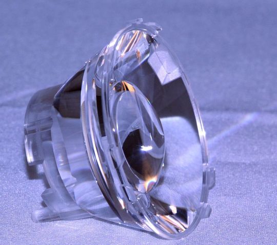 Dies Linse ist ein gutes Beispiel für die Präzision und Qualität der bei UPT-Optik Wodak auf Spritzgießmaschinen von Wittmann Battenfeld gefertigten Komponenten. Dies Linse ist ein gutes Beispiel für die Präzision und Qualität der bei UPT-Optik Wodak auf Spritzgießmaschinen von Wittmann Battenfeld gefertigten Komponenten.