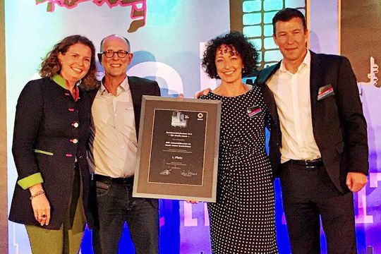 Preisübergabe: (v. li.) Ulrike Mönnich (MBVD), Uwe Conrad, Katrin Heinig (beide Smart-Center Saarbrücken) und Andreas von Wallfeld (MBVD). Zum Vergrößern bitte anklicken. Preisübergabe: (v. li.) Ulrike Mönnich (MBVD), Uwe Conrad, Katrin Heinig (beide Smart-Center Saarbrücken) und Andreas von Wallfeld (MBVD). Zum Vergrößern bitte anklicken.