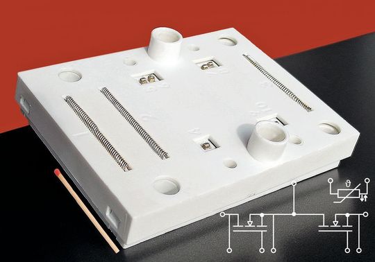 Bild 1: Siliziumkarbid-Leistungsmodul für 400 A und 1200 V mit den Abmessungen von zwei Streichholzschachteln nebeneinander. Bild 1: Siliziumkarbid-Leistungsmodul für 400 A und 1200 V mit den Abmessungen von zwei Streichholzschachteln nebeneinander.