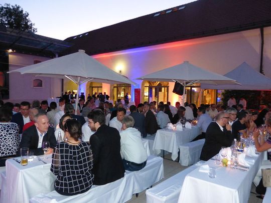 Die Nacht der Industriekommunikation powered by Evalanche bietet einen stilvollen Ausklang des hochkarätigen Events und viel Gelegenheit zum werthaltigen Austausch unter Branchenkollegen. Die Nacht der Industriekommunikation powered by Evalanche bietet einen stilvollen Ausklang des hochkarätigen Events und viel Gelegenheit zum werthaltigen Austausch unter Branchenkollegen.