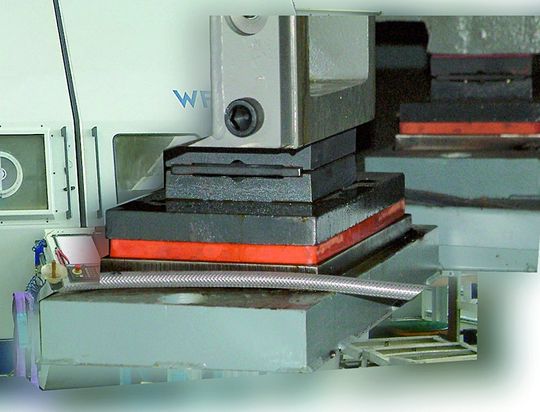Optimierte Aufstellelemente stabilisieren das dynamische Verhalten des Zweispindel-Drehzentrums. Die Schwingungen der Drehmaschine wurden reduziert und die Übertragung der Schwingungen von der Umgebung auf die Drehmaschine und umgekehrt verringert. Bild: Isoloc Optimierte Aufstellelemente stabilisieren das dynamische Verhalten des Zweispindel-Drehzentrums. Die Schwingungen der Drehmaschine wurden reduziert und die Übertragung der Schwingungen von der Umgebung auf die Drehmaschine und umgekehrt verringert. Bild: Isoloc