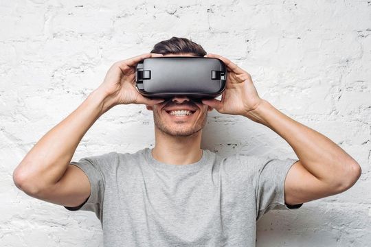 Les lunettes de réalité virtuelle plongent les visiteurs dans l'univers à 365° de Debrunner Acifer: vaste assortiment, solutions de gestion d'approvisionnement ultramodernes, services d'urgence. Les lunettes de réalité virtuelle plongent les visiteurs dans l'univers à 365° de Debrunner Acifer: vaste assortiment, solutions de gestion d'approvisionnement ultramodernes, services d'urgence.