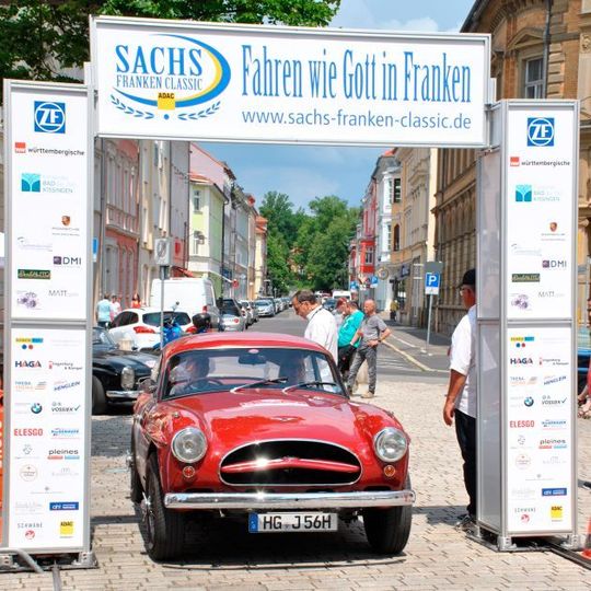 Bereits zum 18. Mal fand die mittlerweile legendäre Oldtimerrallye „Sachs Franken Classic" statt. Bereits zum 18. Mal fand die mittlerweile legendäre Oldtimerrallye „Sachs Franken Classic" statt.