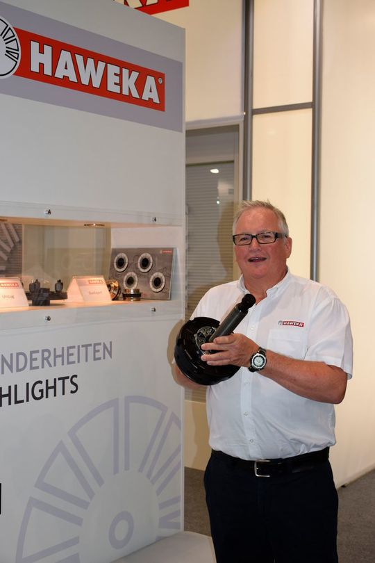 Sichtlich zufrieden stellte Dirk Warkotsch, Vorstandsvorsitzender der Haweka AG, die neue Quick-Hub-Zentrierung auf der Autopromotec in Bologna vor. Sichtlich zufrieden stellte Dirk Warkotsch, Vorstandsvorsitzender der Haweka AG, die neue Quick-Hub-Zentrierung auf der Autopromotec in Bologna vor.