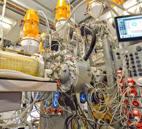 Von der Performance der Technik überzeugt, platziert Enetec Plastics eine dritte Koplettanlage zur Extrusion fünf-schichtiger PE-RT-Rohre von Krauss-Maffei Berstorff. Von der Performance der Technik überzeugt, platziert Enetec Plastics eine dritte Koplettanlage zur Extrusion fünf-schichtiger PE-RT-Rohre von Krauss-Maffei Berstorff.