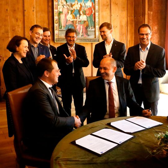 Alex Moiseev (links), Chief Sales Officer bei Kaspersky Lab und Dr. Georg Schwab (rechts), Geschäftsführer AVL Software und Functions GmbH bei der Vertragsunterschrift in Regensburg. Alex Moiseev (links), Chief Sales Officer bei Kaspersky Lab und Dr. Georg Schwab (rechts), Geschäftsführer AVL Software und Functions GmbH bei der Vertragsunterschrift in Regensburg.