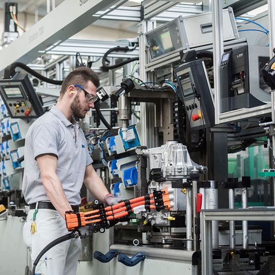 GKN erweitert die Produktion für Elektroantriebe in Bruneck auf 18.000 Quadratmeter. GKN erweitert die Produktion für Elektroantriebe in Bruneck auf 18.000 Quadratmeter.