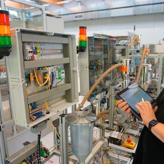 Künstliche Intelligenz macht‘s möglich: Der moderne Automatisierer „programmiert“ ohne Programmcode. Künstliche Intelligenz macht‘s möglich: Der moderne Automatisierer „programmiert“ ohne Programmcode.