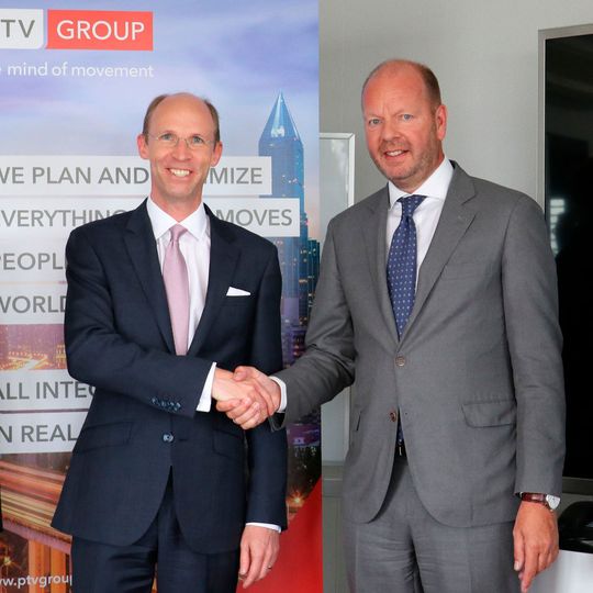 Porsche-Vorstandsmitglied Philipp von Hagen (l.) und Vincent Kobesen, CEO der PTV Group, besiegeln die Übernahme von PTV durch den Sportwagenhersteller. Porsche-Vorstandsmitglied Philipp von Hagen (l.) und Vincent Kobesen, CEO der PTV Group, besiegeln die Übernahme von PTV durch den Sportwagenhersteller.