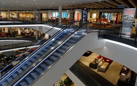 Unzählige LED-Leuchten setzen die Ware ins rechte Licht und schaffen eine angenehme Einkaufsatmosphäre. Gesteuert wird alles über KNX. Unzählige LED-Leuchten setzen die Ware ins rechte Licht und schaffen eine angenehme Einkaufsatmosphäre. Gesteuert wird alles über KNX.