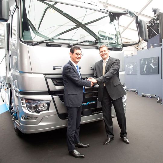 Marc Llistosella, Präsident & CEO von FUSO und Leiter von Daimler Trucks Asia, und Makato Tanno, verantwortlich für FUSO Retail, vor dem neuen FUSO Super Great Marc Llistosella, Präsident & CEO von FUSO und Leiter von Daimler Trucks Asia, und Makato Tanno, verantwortlich für FUSO Retail, vor dem neuen FUSO Super Great