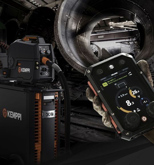 Der X8 MIG Welder links, und das X8-Controlpad rechts, gehören zu den schweißtechnischen Innovationen des finnischen Unternehmens Kemppi. Beide Systeme in Kombination machen das industrielle Schweißen flexibler, bequemer und erhöhen die Qualität der Schweißergebnisse, wie Kemppi erklärt. Der X8 MIG Welder links, und das X8-Controlpad rechts, gehören zu den schweißtechnischen Innovationen des finnischen Unternehmens Kemppi. Beide Systeme in Kombination machen das industrielle Schweißen flexibler, bequemer und erhöhen die Qualität der Schweißergebnisse, wie Kemppi erklärt.