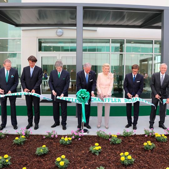 Schaeffler eröffnete das neue Verwaltungsgebäude am US-Standort Fort Mill feierlich. Mit dabei: Klaus Rosenfeld, Vorsitzender des Vorstands Schaeffler AG (2.v.li), Georg F. W. Schaeffler, Aufsichtsratsvorsitzender (3.v.li) und Maria-Elisabeth Schaeffler-Thumann, stellvertretende Aufsichtsratsvorsitzende (5.v.li.). Schaeffler eröffnete das neue Verwaltungsgebäude am US-Standort Fort Mill feierlich. Mit dabei: Klaus Rosenfeld, Vorsitzender des Vorstands Schaeffler AG (2.v.li), Georg F. W. Schaeffler, Aufsichtsratsvorsitzender (3.v.li) und Maria-Elisabeth Schaeffler-Thumann, stellvertretende Aufsichtsratsvorsitzende (5.v.li.).
