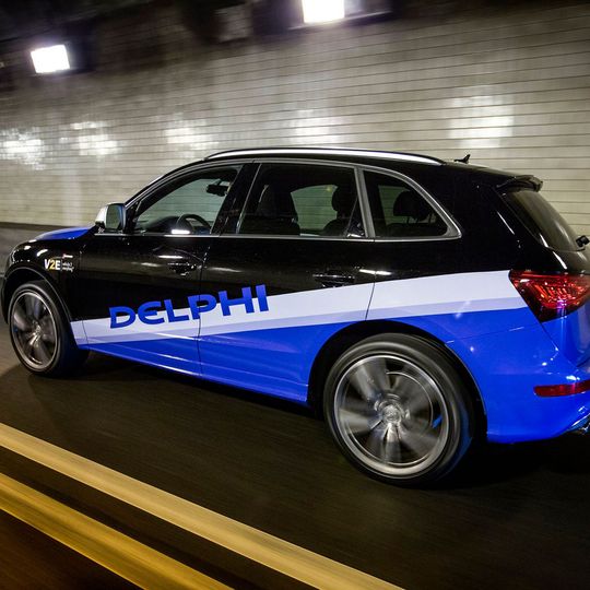 Delphi arbeitet am autonomen Fahren und will im kommenden Jahr drei Roboter-Taxis auf französische Straßen bringen. Delphi arbeitet am autonomen Fahren und will im kommenden Jahr drei Roboter-Taxis auf französische Straßen bringen.