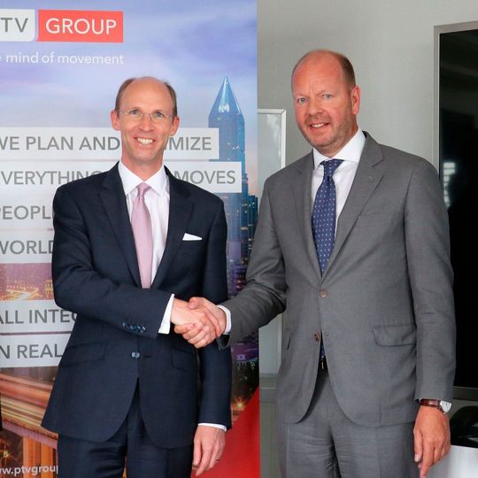 Philipp von Hagen, Vorstand der Porsche SE, und Vincent Kobesen, CEO der PTV Group freuen sich über die Übernahme. Philipp von Hagen, Vorstand der Porsche SE, und Vincent Kobesen, CEO der PTV Group freuen sich über die Übernahme.