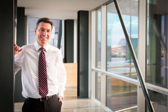 Harald Benkert, Gesamtvertriebsleiter bei Vipa Controls, freut sich über die Produkterweiterung um die Yaskawa Antriebstechnik. Harald Benkert, Gesamtvertriebsleiter bei Vipa Controls, freut sich über die Produkterweiterung um die Yaskawa Antriebstechnik.