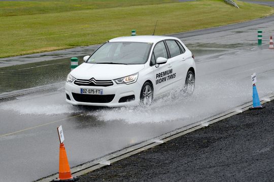 Selbst auf nasser Straße sollen verschlissene Premiumreifen mehr Haftung bieten als neue Billigware, sagt Michelin.