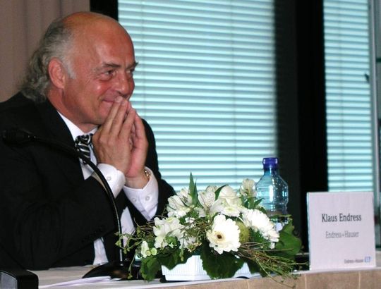 Klaus Endres lauscht amüsiert einer Frage auf der Bilanzmedienpressekonferenz von Endress und Hauser. Auch sonst hatte der CEO allen Grund zur gehobenen Laune, denn das Unternehmen hat erneut ein zweistelliges Wachstum hinter sich. Klaus Endres lauscht amüsiert einer Frage auf der Bilanzmedienpressekonferenz von Endress und Hauser. Auch sonst hatte der CEO allen Grund zur gehobenen Laune, denn das Unternehmen hat erneut ein zweistelliges Wachstum hinter sich.