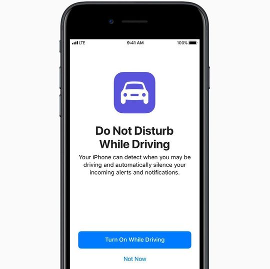 Apple integriert im iPhone eine Funktion, die vor Ablenkungen beim Fahren schützen soll. Apple integriert im iPhone eine Funktion, die vor Ablenkungen beim Fahren schützen soll.