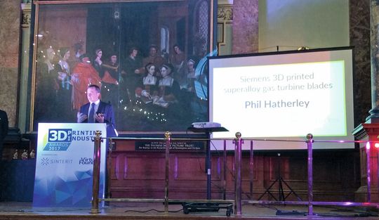Phil Hatherley, General Manager bei der Siemens-Tochtergesellschaft Materials Solutions, hält seine Dankesrede auf der Preisverleihung in London. Phil Hatherley, General Manager bei der Siemens-Tochtergesellschaft Materials Solutions, hält seine Dankesrede auf der Preisverleihung in London.