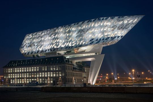Herausforderung Architektur: Für das Verwaltungsgebäude der Hafenbehörde in Antwerpen mussten sich die Lichtplaner einige Gedanken machen. Herausforderung Architektur: Für das Verwaltungsgebäude der Hafenbehörde in Antwerpen mussten sich die Lichtplaner einige Gedanken machen.