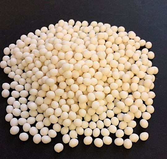 Das neuartige Peroxid wird laut Polyvel Europe erst in ein Konzentrat und dann in Pelletform gebracht. Dabei werde die Chemikalie vom Trägermaterial vor Umwelteinflüssen abgekapselt. In dieser Form kann sich das Peroxid nicht verflüchtigen, heißt es, und ist über fünf Jahre haltbar. Die Lagerung gilt als unkompliziert und sei ohne Einhaltung von Vorgaben möglich. Das neuartige Peroxid wird laut Polyvel Europe erst in ein Konzentrat und dann in Pelletform gebracht. Dabei werde die Chemikalie vom Trägermaterial vor Umwelteinflüssen abgekapselt. In dieser Form kann sich das Peroxid nicht verflüchtigen, heißt es, und ist über fünf Jahre haltbar. Die Lagerung gilt als unkompliziert und sei ohne Einhaltung von Vorgaben möglich.