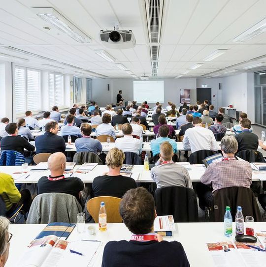 Wissenstransfer: Für ein weitreichendes Themenspektrum steht das Praxisforum Elektrische Antriebstechnik als Weiterbildungsmaßnahme der Branche zur Seite. Wissenstransfer: Für ein weitreichendes Themenspektrum steht das Praxisforum Elektrische Antriebstechnik als Weiterbildungsmaßnahme der Branche zur Seite.