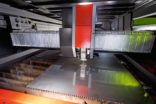 La dernière machine de découpe laser fibre ENSIS d'Amada. La dernière machine de découpe laser fibre ENSIS d'Amada.