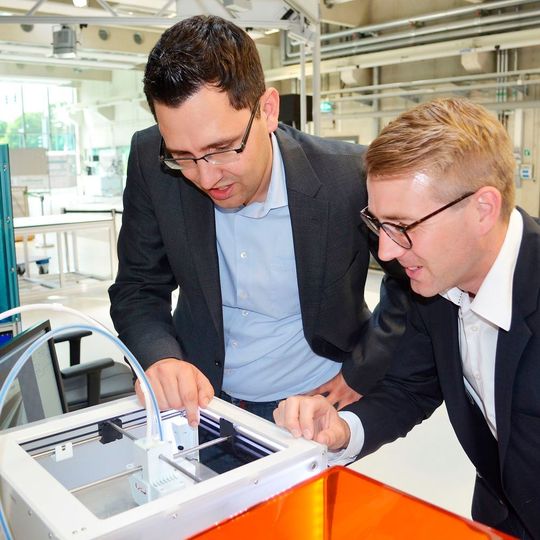 Das Netzwerk 3D-CP entwickelt unter Leitung von Joachim Kleylein und Markus Kafara (v.l.) Lösungen für den Einsatz des industriellen 3D-Drucks in kleinen und mittleren Unternehmen (KMU). Das Netzwerk 3D-CP entwickelt unter Leitung von Joachim Kleylein und Markus Kafara (v.l.) Lösungen für den Einsatz des industriellen 3D-Drucks in kleinen und mittleren Unternehmen (KMU).