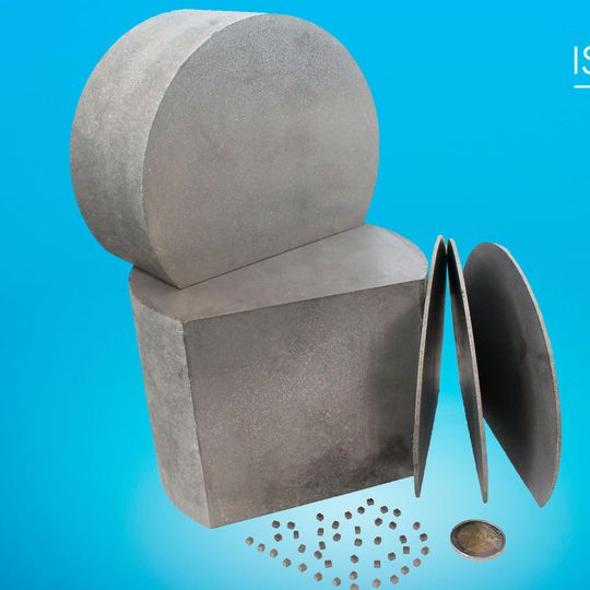 Schmelzblock, Wafer und Halbleiter: Diese Bauelemente aus Halb-Heusler-Material sollen bald in Großmengen produziert werden können. Schmelzblock, Wafer und Halbleiter: Diese Bauelemente aus Halb-Heusler-Material sollen bald in Großmengen produziert werden können.