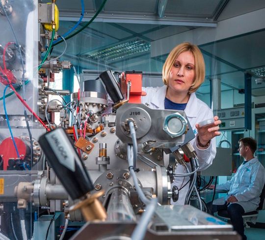 Das Sekundärionen-Massenspektrometer liefert eine räumlichen Auflösung von bis zu 50 Nanometern. Diese hohe Auflösung und ihre Massenempfindlichkeit ermöglichen es, Elemente und Isotope an Oberflächen von Zellen sowie chemische Veränderungen in Zellen gut nachzuweisen (im Bild: Dr. Niculina Musat und Dr. Hryhoriy Stryhanyuk bei der Proben-Analyse). Das Sekundärionen-Massenspektrometer liefert eine räumlichen Auflösung von bis zu 50 Nanometern. Diese hohe Auflösung und ihre Massenempfindlichkeit ermöglichen es, Elemente und Isotope an Oberflächen von Zellen sowie chemische Veränderungen in Zellen gut nachzuweisen (im Bild: Dr. Niculina Musat und Dr. Hryhoriy Stryhanyuk bei der Proben-Analyse).