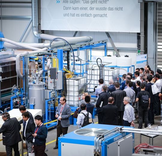 Ausflug zu Hennecke: Um den Besuchern der Möbelmesse Interzum auch praktische Impressionen zur neuen Blockschaumanlage Jflex zu präsentieren, organisierte man in St. Augustin, im hauseigenen Techcenter, wie es heißt, eine besonderes Schäum-Event. Ausflug zu Hennecke: Um den Besuchern der Möbelmesse Interzum auch praktische Impressionen zur neuen Blockschaumanlage Jflex zu präsentieren, organisierte man in St. Augustin, im hauseigenen Techcenter, wie es heißt, eine besonderes Schäum-Event.